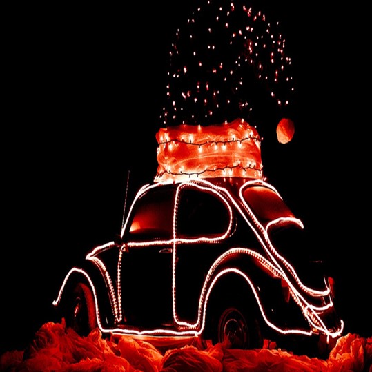 Luces de navidad en un coche